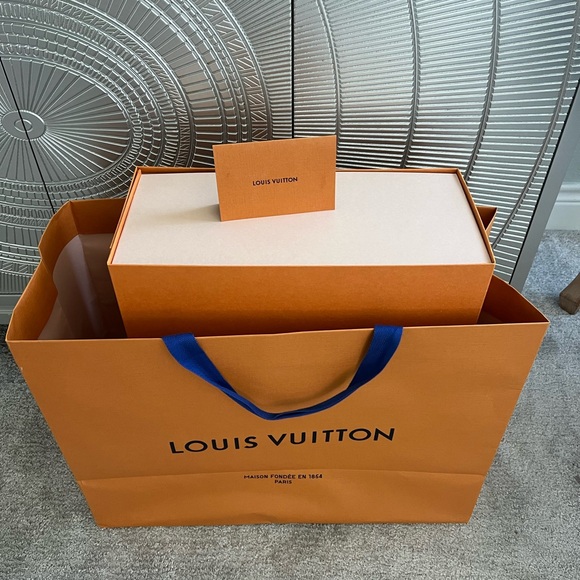 LV On The Go Large in excellent condition. Barely worn. - Picture 1 of 16